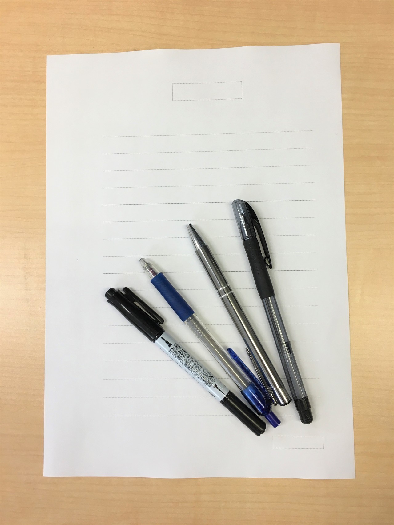自筆証書遺言に使用する用紙とペンの例
